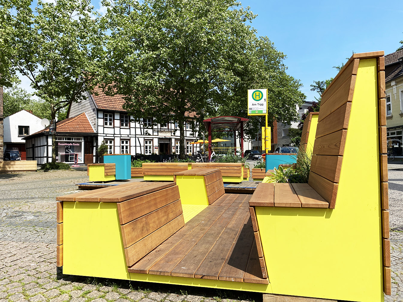 Quietschgelbe Möbel vom Zukunftsnetz für Mobilität NRW, die 2022 drei Monate lang auf dem Tigg standen.  