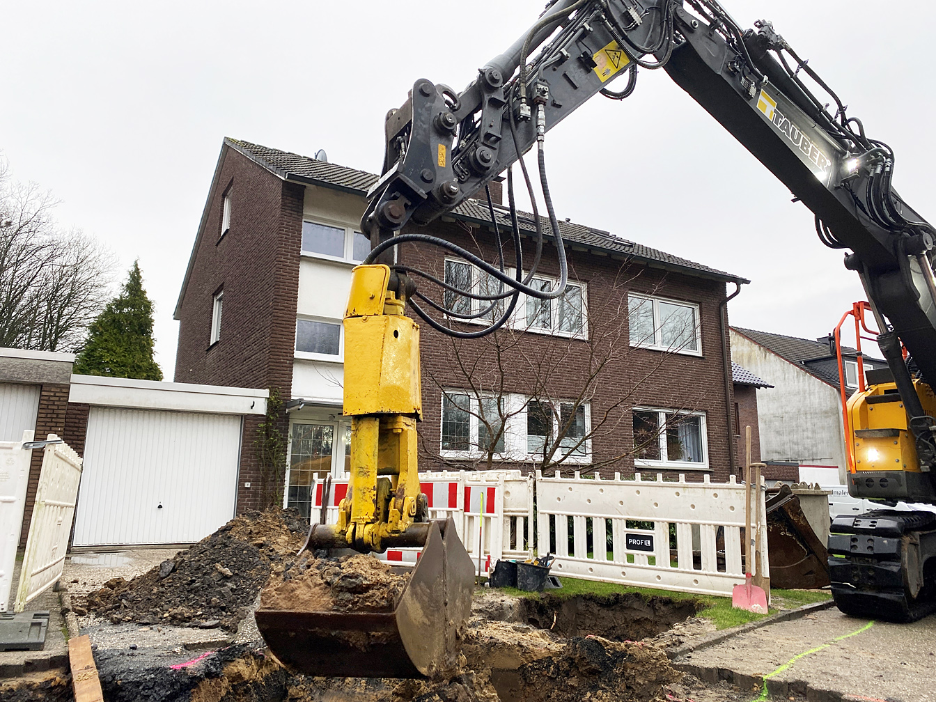 Bagger, der in der Goethestraße Erde aus dem Boden holt.