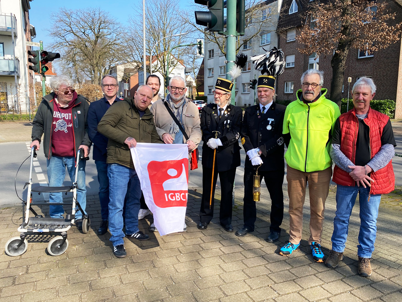 Vorstellung des Ampelmännchens an der Kreuzung Lohstraße/Grüner Weg. Zu sehen sind: Das Bild zeigt von links: Reinhard Bastek (IGBCE), Bürgermeister André Dora, Bernd Grodde (IGBCE), Tim Tonguc (IGBCE), Gökhan Tonguc (Vorsitzender der IGBCE-Ortsgruppe Datteln-Waltrop), Jürgen Taplikowski und Bernd Murza vom Bergmannsverein Bergmannsglück e. V. Datteln 1957, Uwe Wurawetz (IGBCE) und Martin Holewik (IGBCE). 