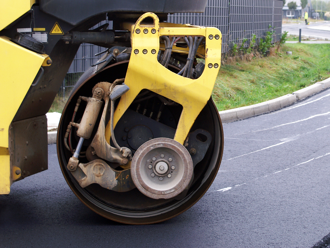 Asphaltiermaschine in Aktion.