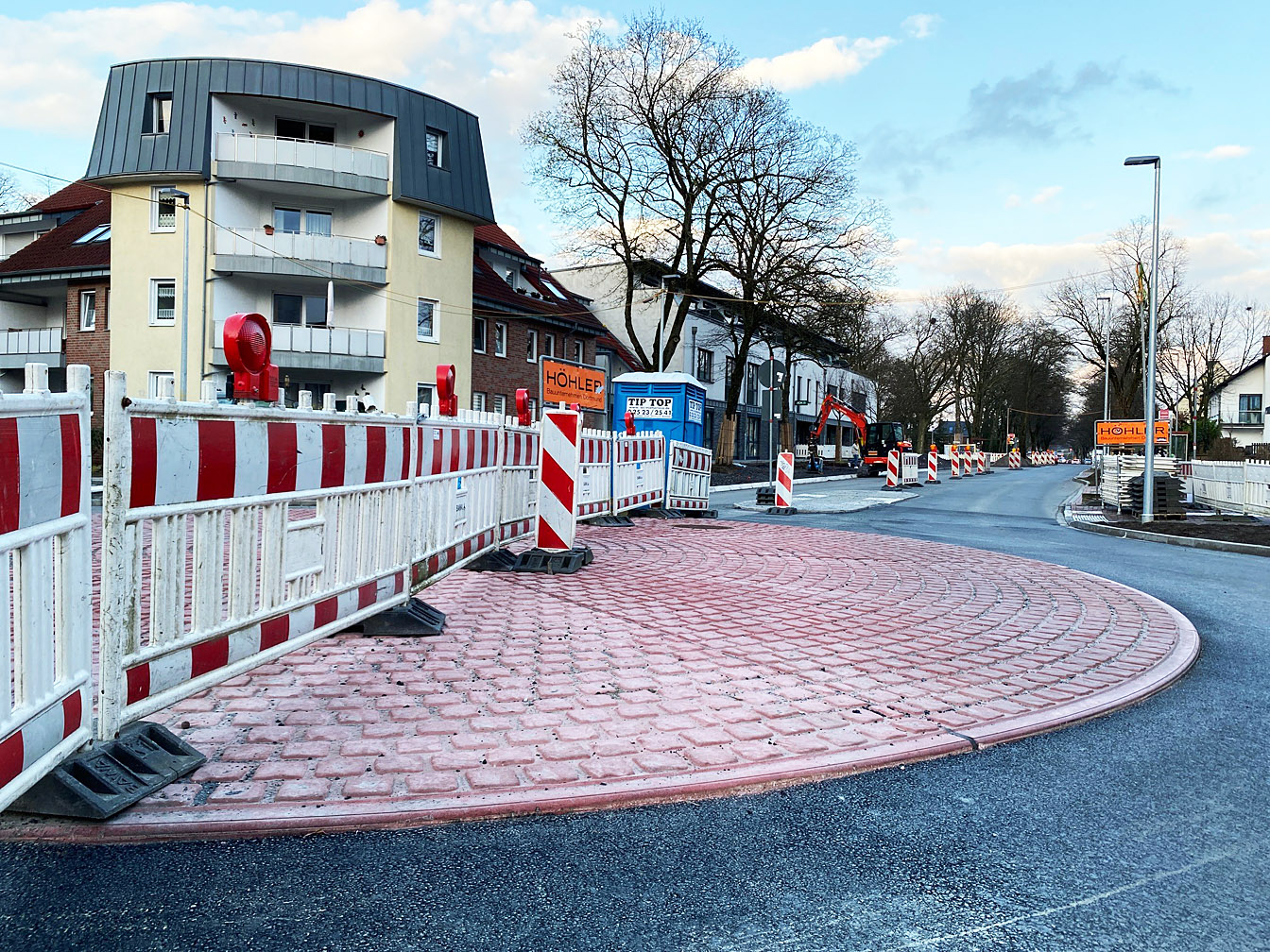 Kreisvekehr an der Hafenstraße, der noch mit Absperrbaken abgesperrt und noch nicht komplett freigegeben bist.