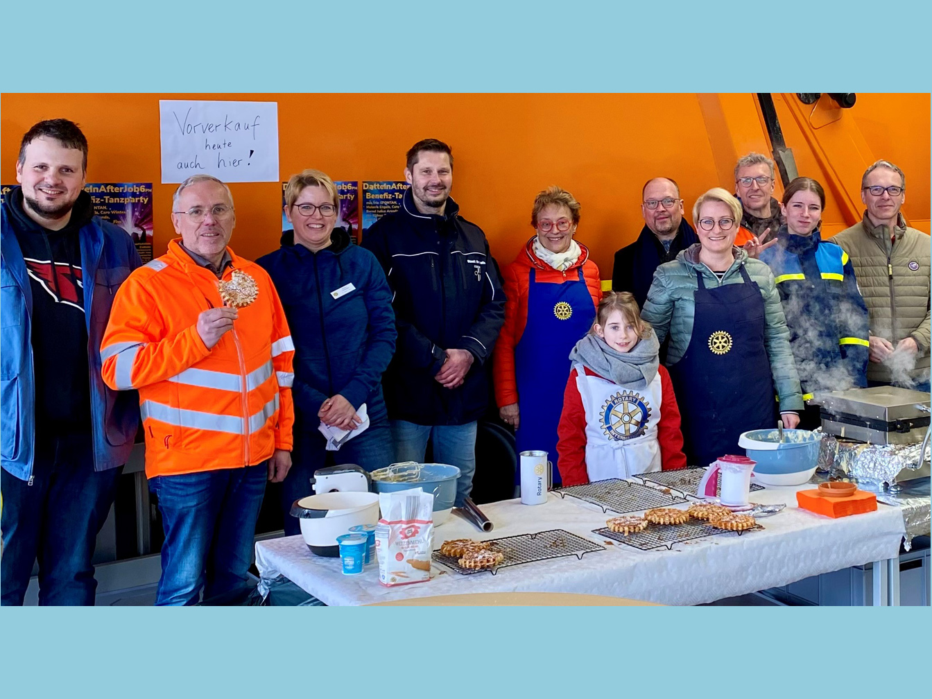 Die fleißigen Helfer*innen vom KSD, vom Rotary Club und anderen Organisationen zusammen mit Bürgermeister André Dora nach dem Flurrreinigungstag "Stadt auf Zack - Müll im Sack" 2024