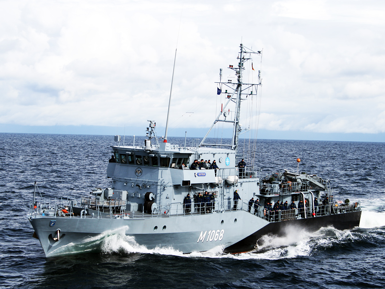 Das Minenjagdboot Datteln auf dem Meer