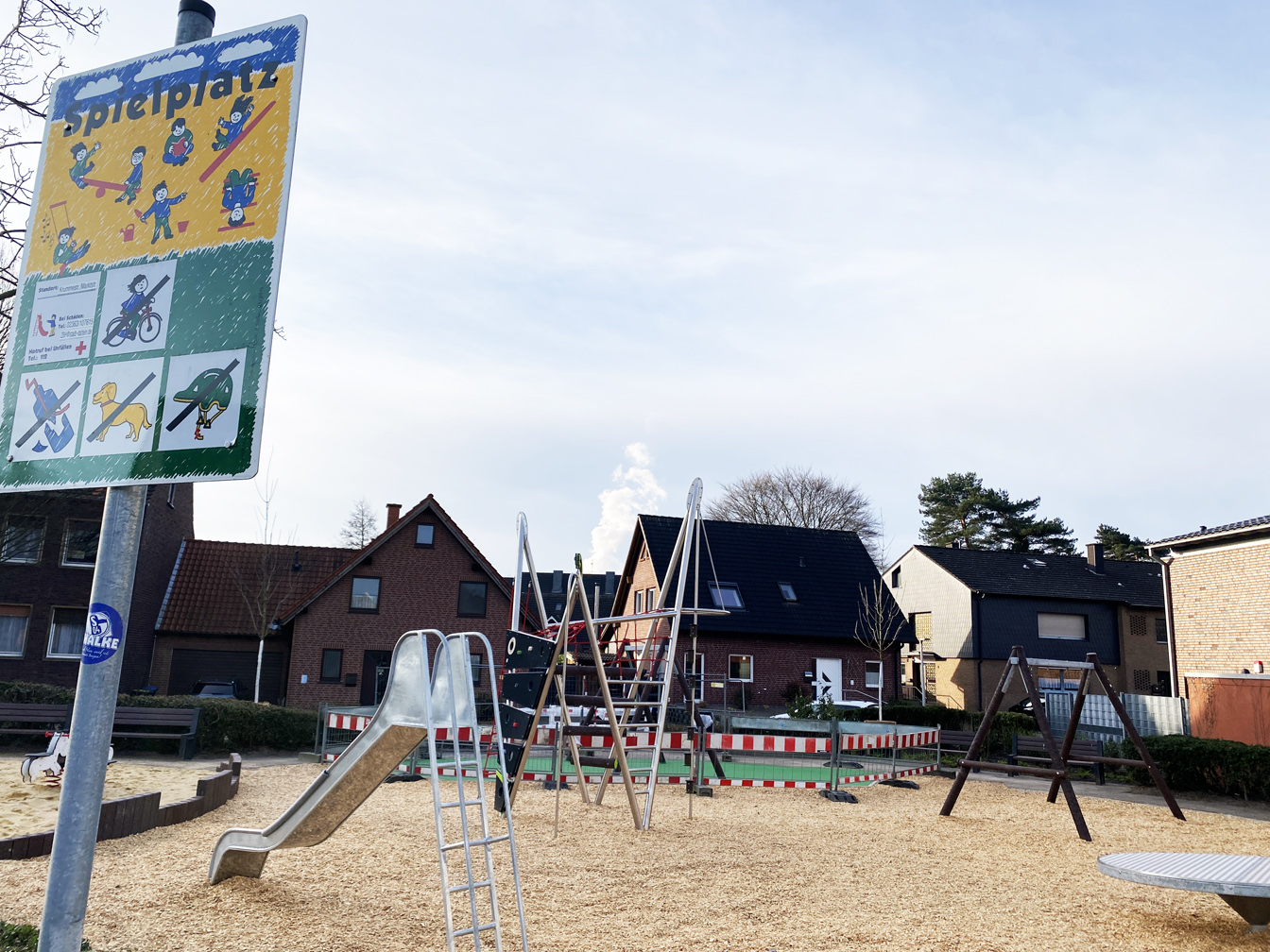 Spielplatz an der Markstraße mit neuen Spielgeräten, der aber noch nicht freigegeben ist.