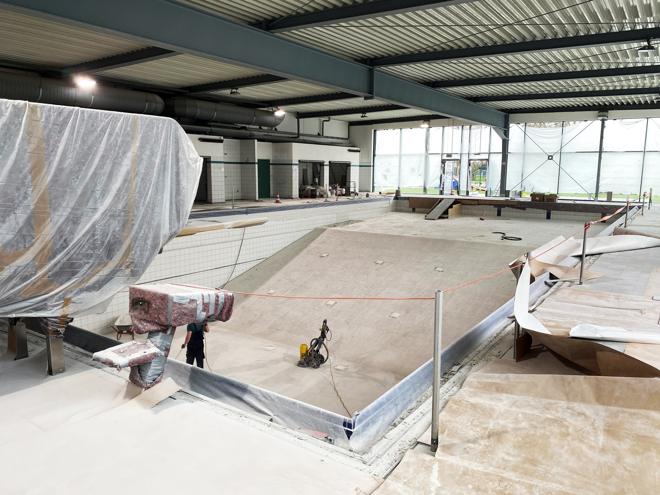 Stadtbad, teilweise schon mit neuen Fliesen, das 1-Meter-Brett ist abgesperrt