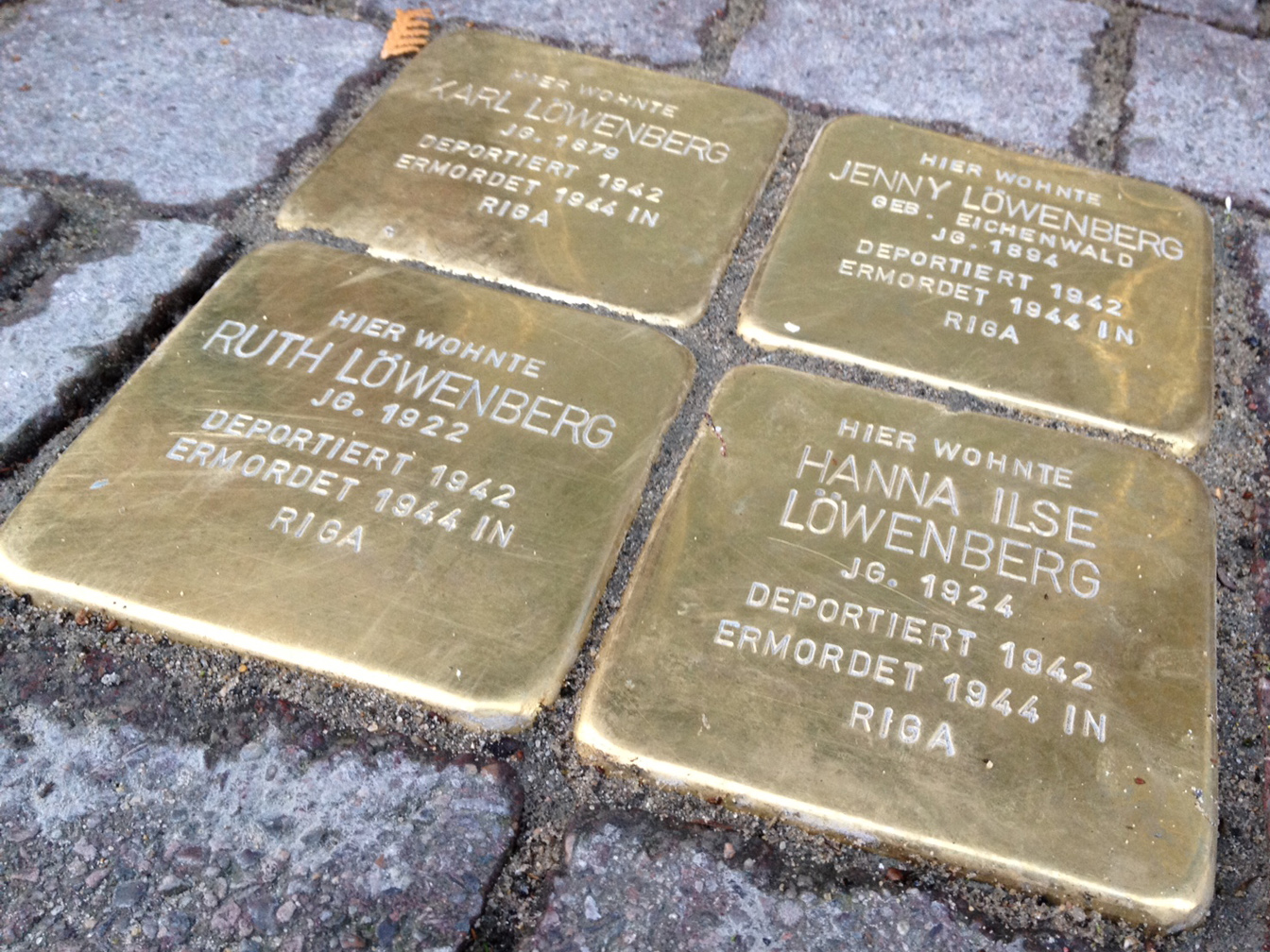 Vier Stolpersteine mit den Namen der deportierten und ermordeten Mitgliedern der Dattelner Familie Löwenberg.