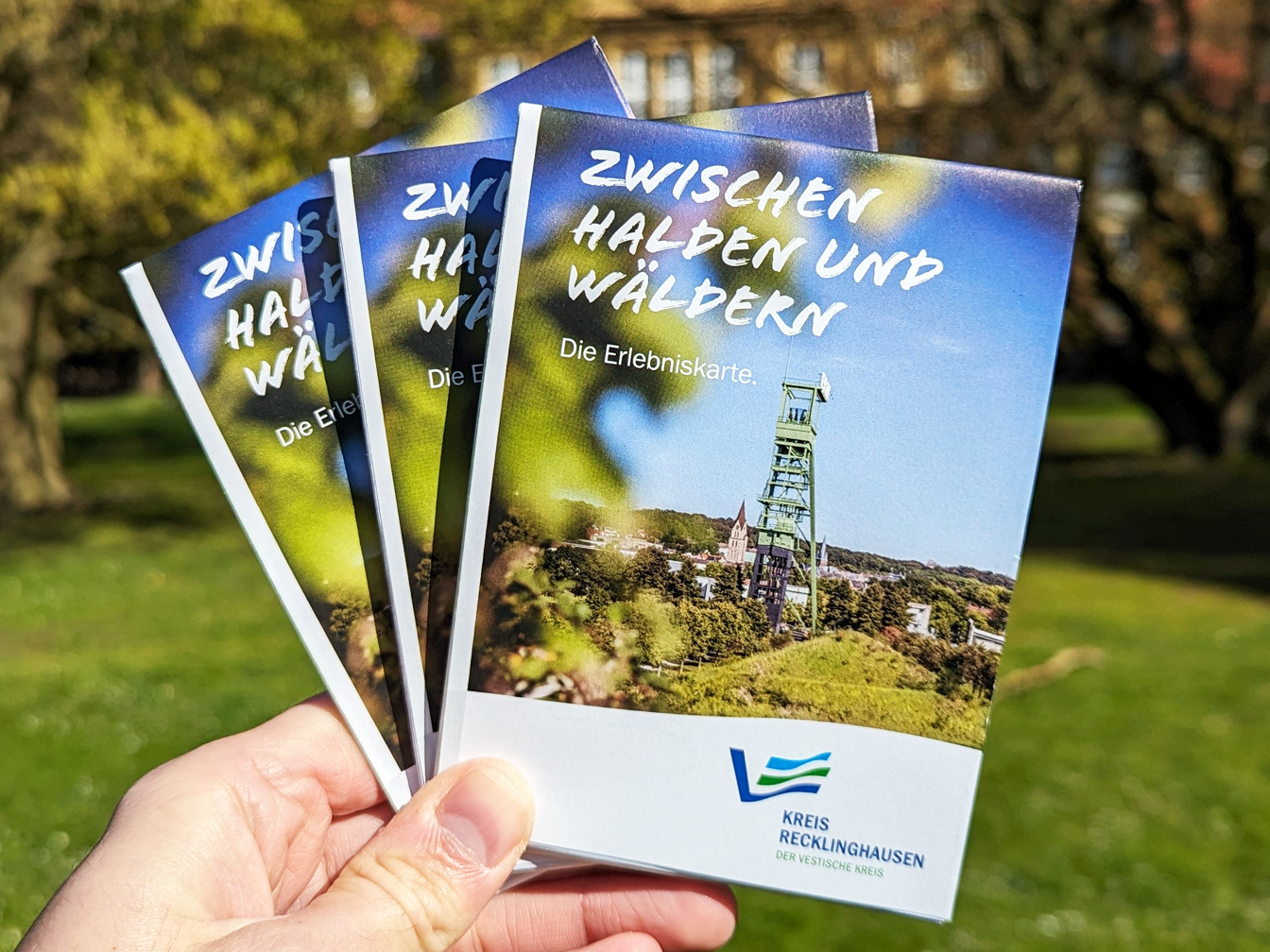 Drei aufgefächerte Erlebniskarten des Kreises "Zwischen Halden und Wäldern"