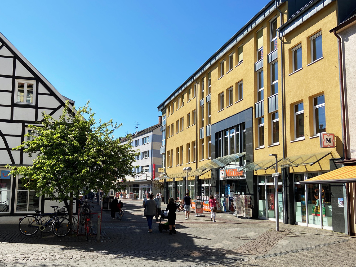 Fußgängerzone vor Müller im April 2022