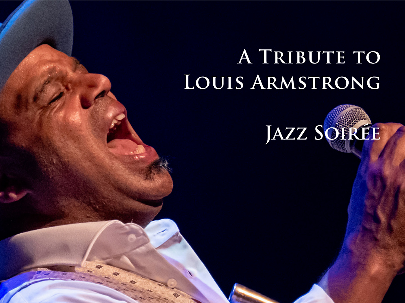 Michael Varekamp mit Mikro in der Hand, singend