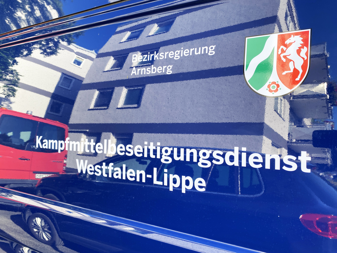 Aufschrift "Kampfmittelbeseitigungsdienst Bezirksregierung Arnsberg" auf einem Transporter