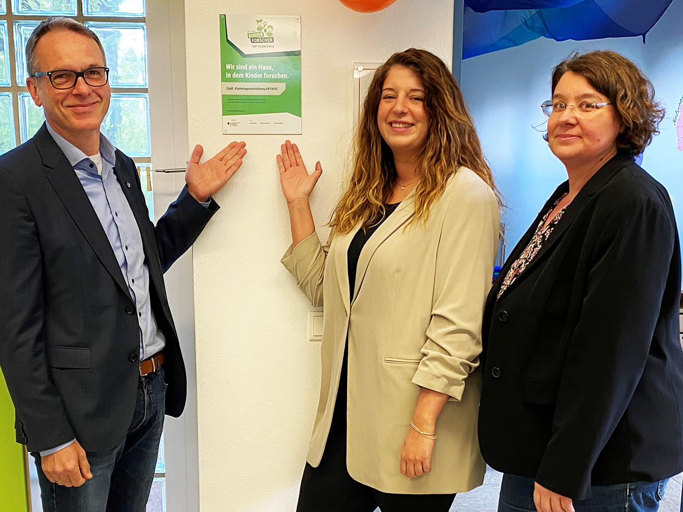 Bürgermeister André Dora, Kita-ARTIKUS-Leiterin Kim Starschinski und Xenja Winziger (Sachgebiet Tageseinrichtungen für Kinder)