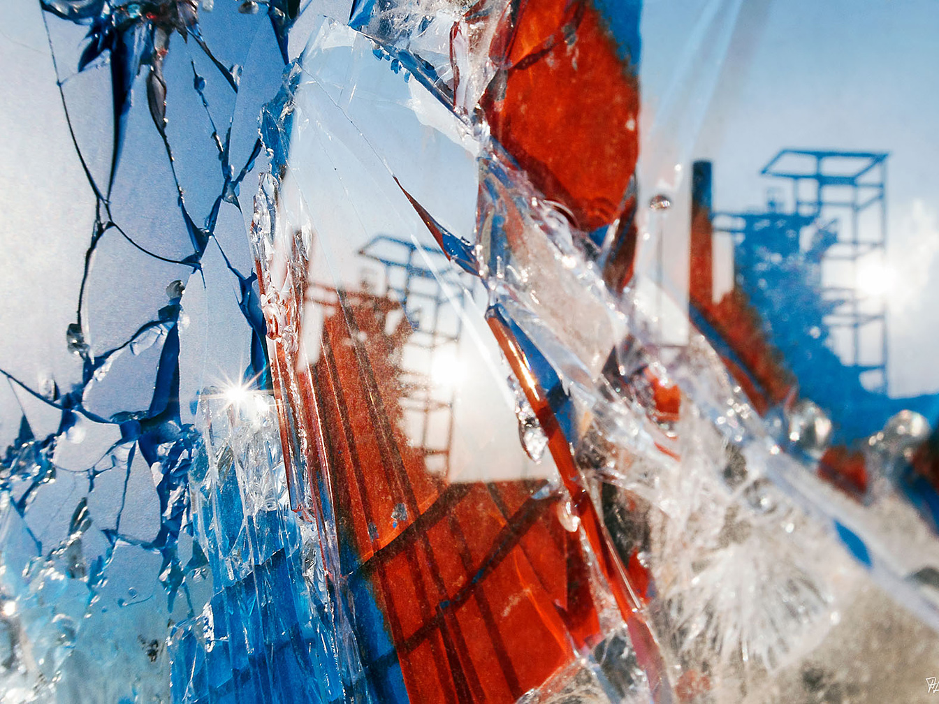 "Pieces-of-yesterday" - ein Foto von Annette Liese, das im Vordergrund zersplittertes Glas in verschiedenen Farben zeigt, dahinter Industriegebäude 