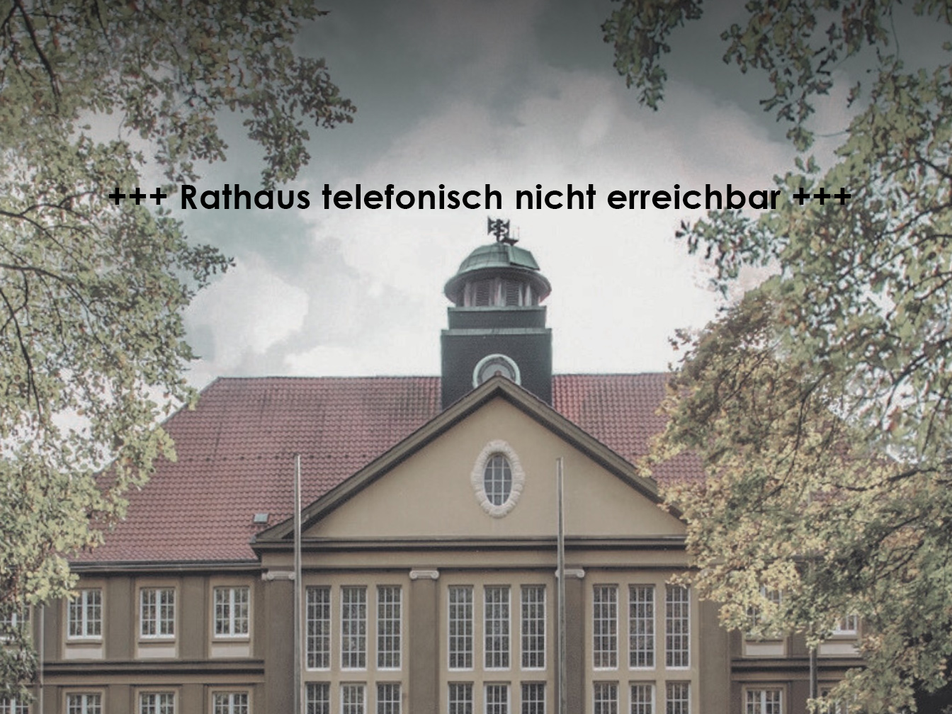 Das Rathaus von vorne und der textliche Hinweis auf eine telefonische Störung