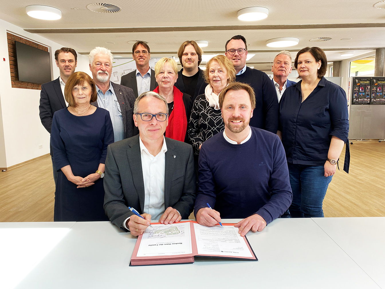 Vertragsunterzeichnung für das Haus der Familie - mit Bürgermeister André Dora, dem geschäftsführenden Gesellschafter von K2O Kevin Karl, Vertreter*innen der Ratsfraktionen und der Stadtverwaltung.