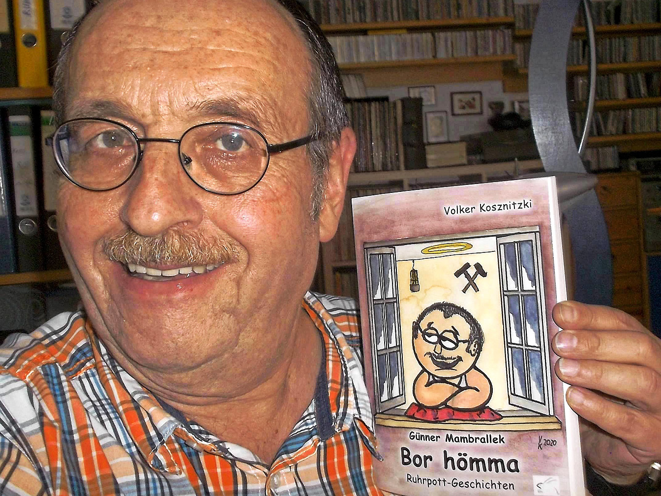 Der Autor Volker Kosznitzki mit einem seiner Bücher
