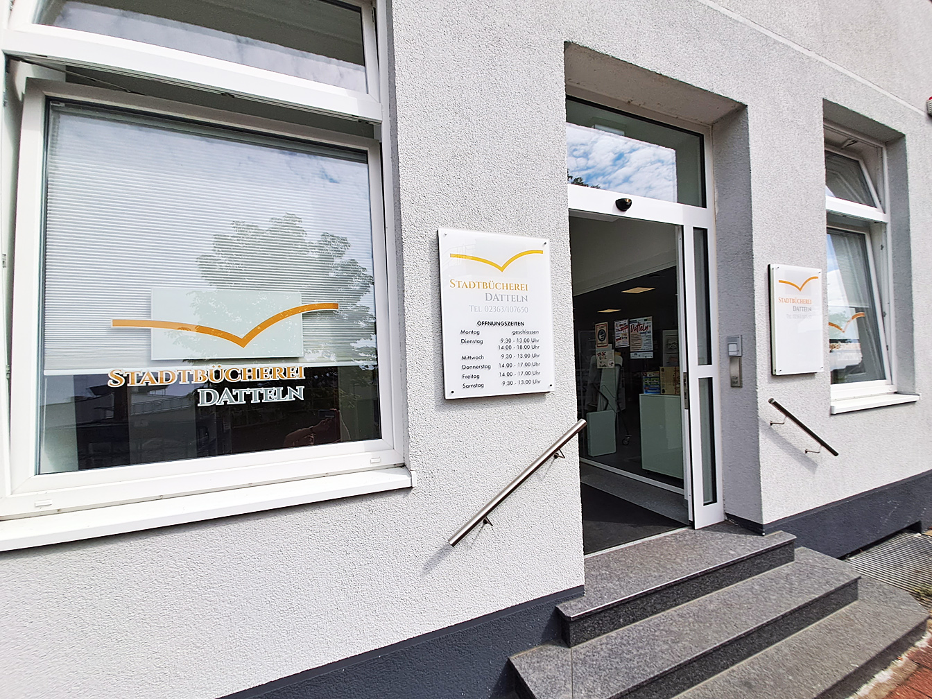 Eingang der Stadtbücherei in der Kolpingstraße