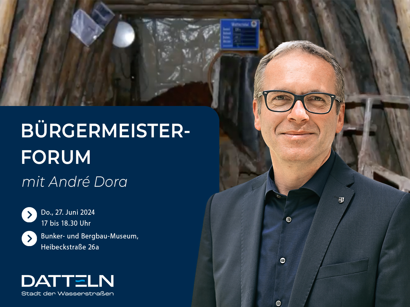 Bürgermeister André Dora vor einem Bild aus dem Bunker- und Bergbaumuseum, außerdem der Hinweis, dass das Bürgermeisterforum am Donnerstag, 27. Juni 2024, in diesem Museum stattfindet.