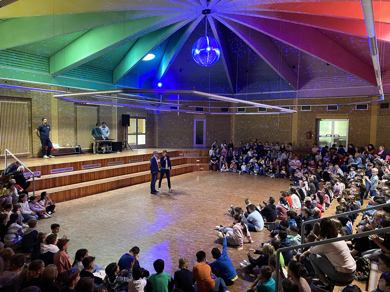 Die Discokugel im Pädagogischen Zentrum der Gustav-Adolfschule wird eingeweiht