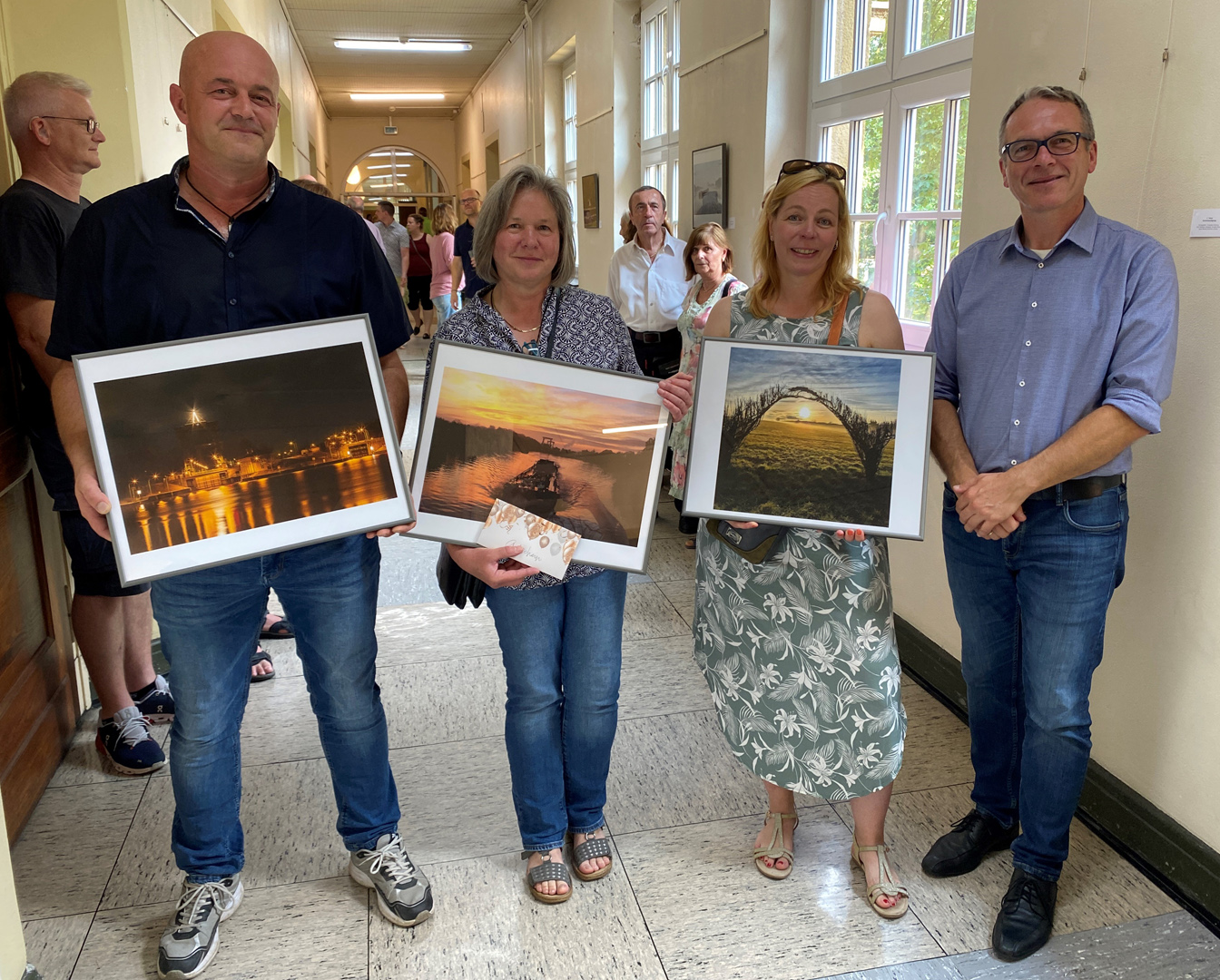 Ausstellungseröffnung RathausGalerie (von links): Christian Groehn (2. Platz),  Petra Fischer (in Vertretung für Claudia Ruhnau, 1. Platz), Anja Schilling (3. Platz) und Bürgermeister André Dora.