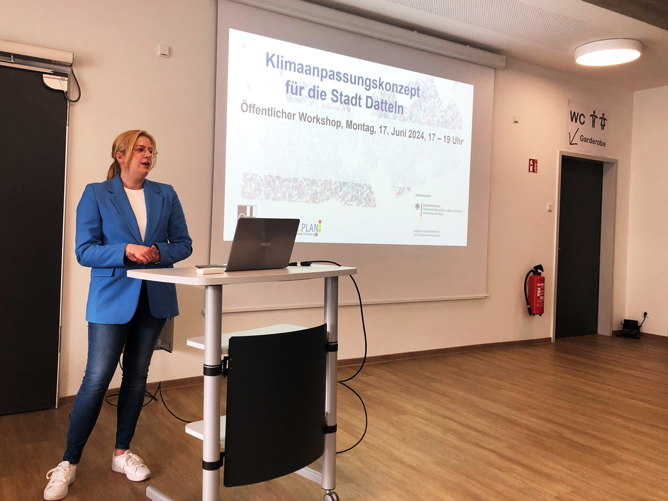 Kerstin Seidel im Foyer der Stadthalle während der Infoveranstaltung Klimaanpassungskonzept