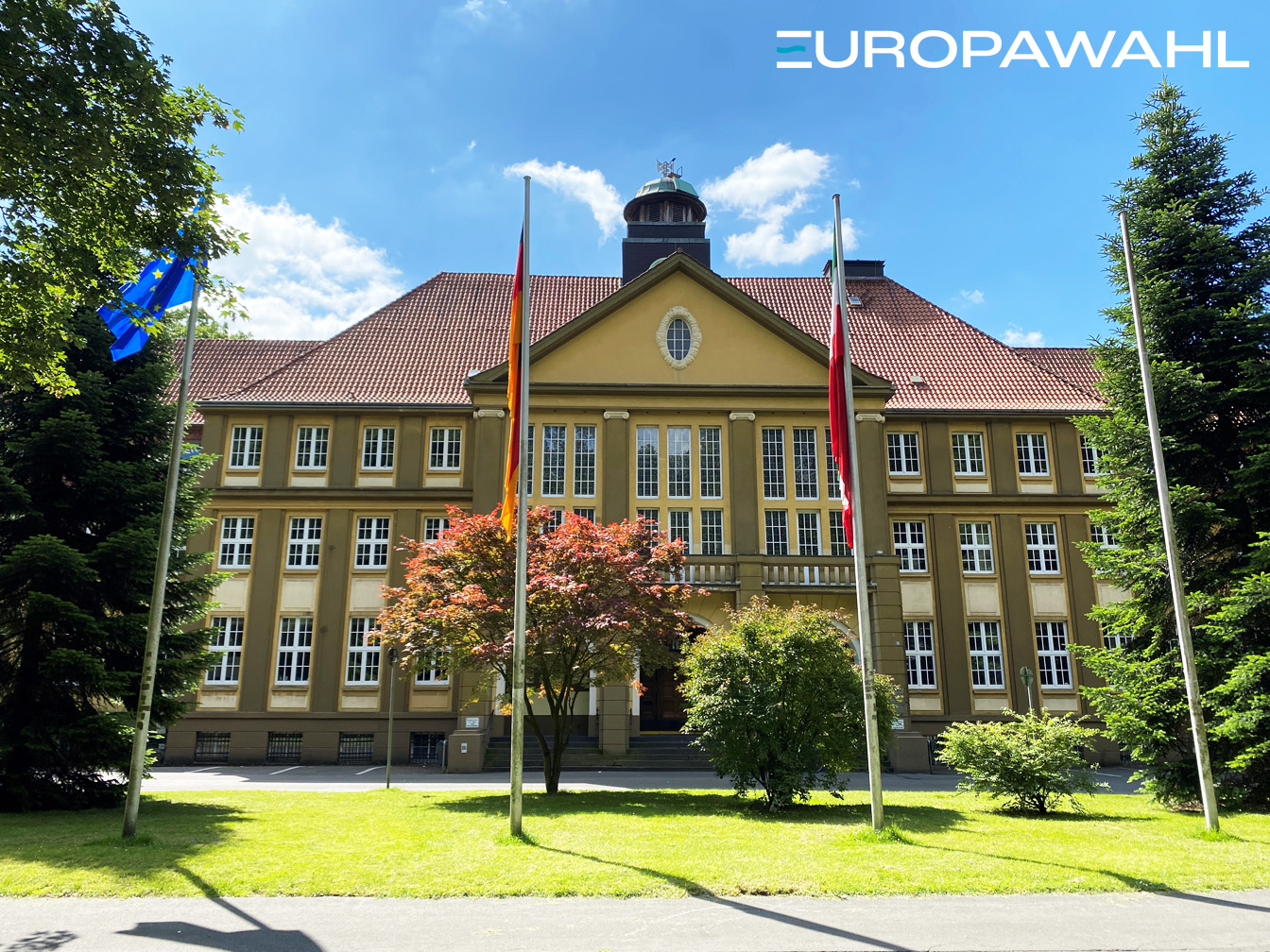 Das Dattelner Rathaus mit Dienstbeflaggung