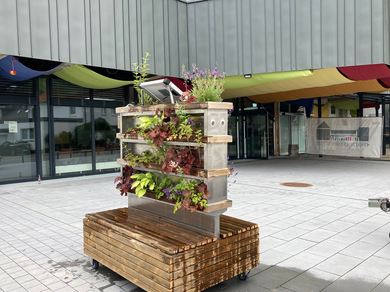 THorben - ein mobiler vertikaler Garten vor der Stadthalle