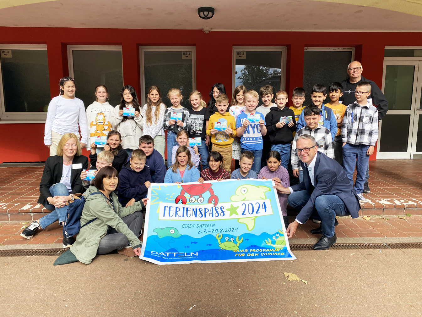 Bürgermeister André Dora hat das Ferienspaßprogramm zusammen an der Böckenheckstraße mit der dritten Klasse, Schulleiterin Birgit Schneider und Mitarbeiter*innen der Kinder- und Jugendarbeit vorgestellt. 