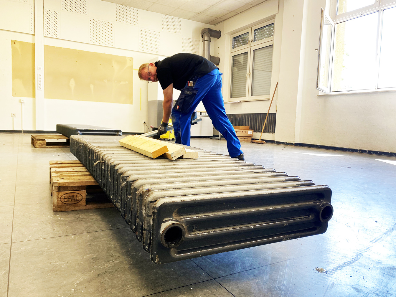 Jörg Stüttchen von der Firma Hasbach bei der Demontage der alten Heizungen.