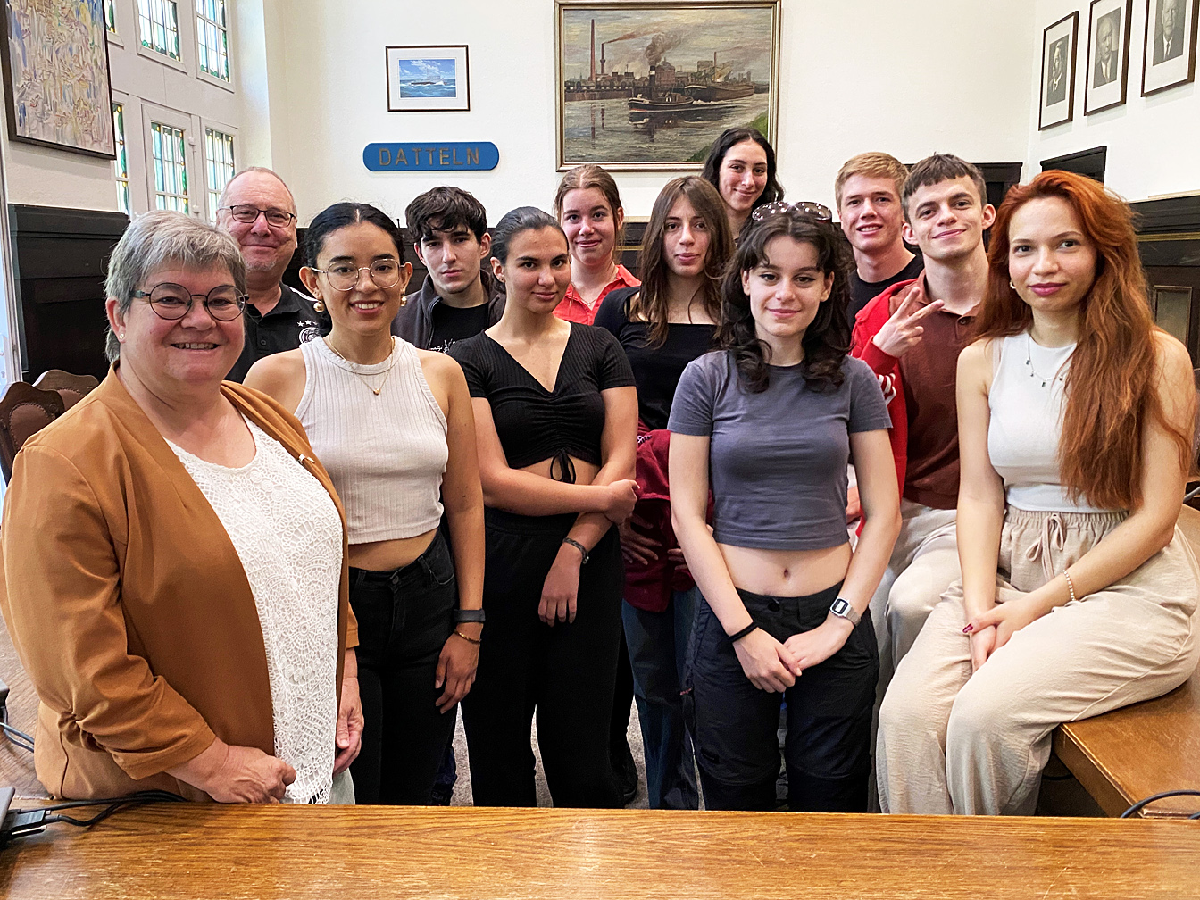 Die stellvertretende Bürgermeisterin Ute Schmitz (links) und Thomas Mämecke (2. von links) mit Teilnehmer*innen des Internationalen Workcamps, die sich zurzeit in Datteln aufhalten 