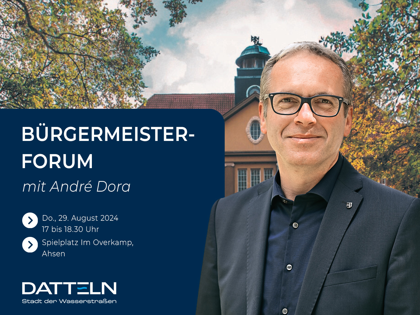 Bürgermeister André Dora vor dem Dattelner Rathaus, außerdem der Hinweis, dass das Bürgermeisterforum am Donnerstag, 29. August 2024, von 17 bis 18.30 Uhr auf dem Spielplatz Im Overkamp stattfindet.