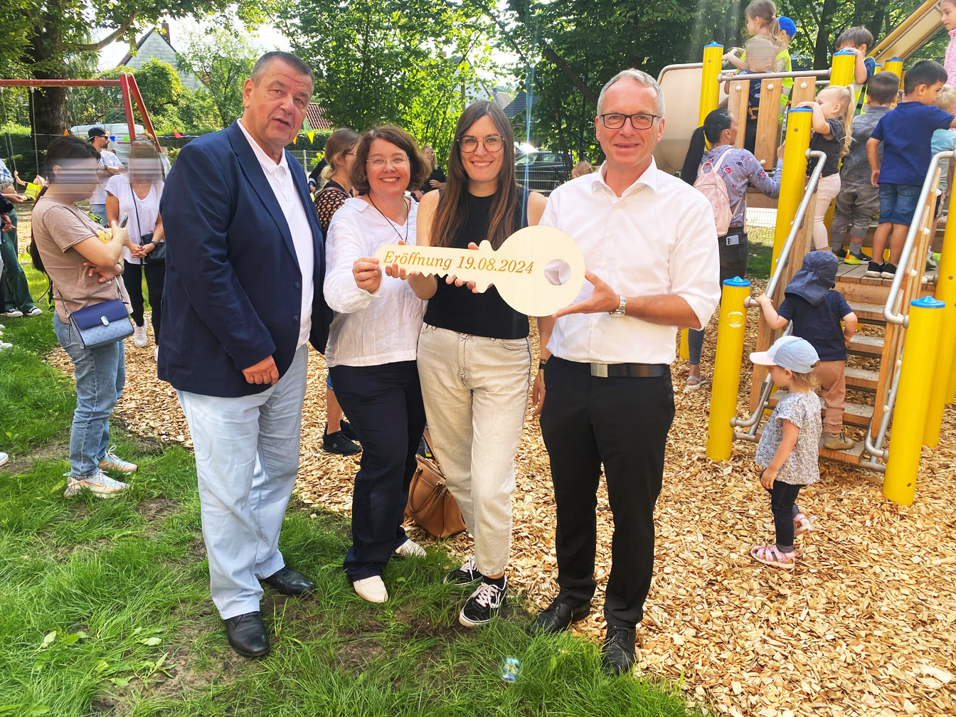 Das Bild zeigt v. l.: Thomas Benterbusch (Vorsitzender Ausschuss für Kinder, Jugend und Familie), Xenja Winziger (Koordination Kindertagesbetreuung), Sarah Cornelius (Leiterin des Bewegungskindergartens) und Bürgermeister André Dora.