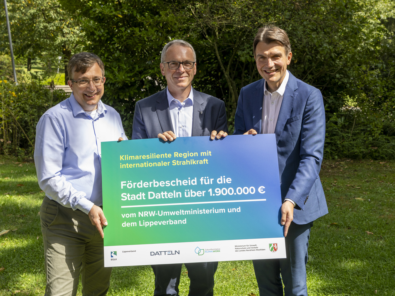 Bei der Übergabe des Förderbescheids für das Rathaus-Projekt Datteln: (v.l.) Andreas Giga, Leiter der Serviceorganisation der Zukunftsinitiative Klima.Werk, Bürgermeister André Dora und Prof. Dr. Uli Paetzel, Vorstandsvorsitzender des Lippeverbands. 