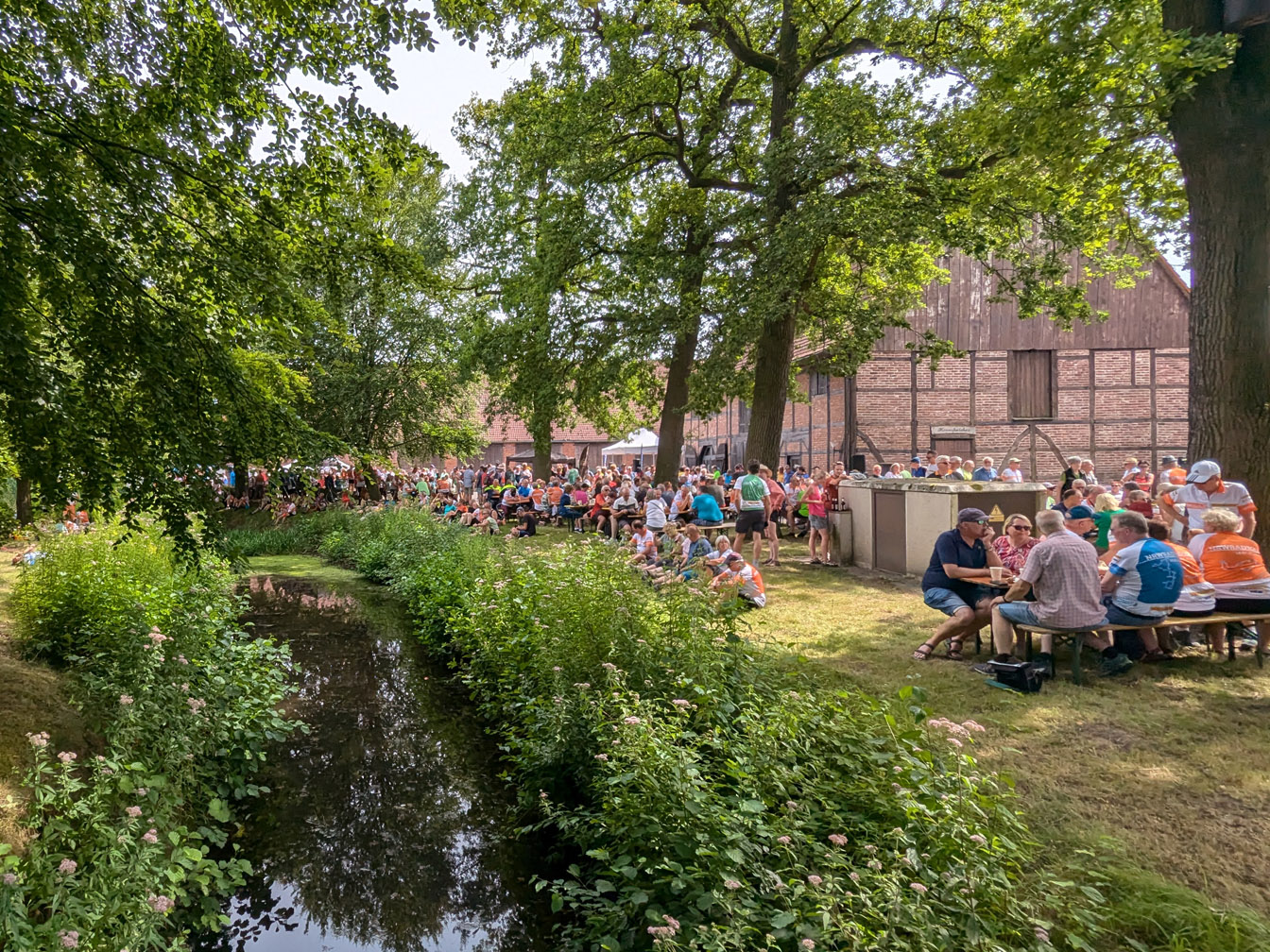 Teilnehmer*innen der NRW-Radtour bei ihrer Rast an Haus Vogelsang