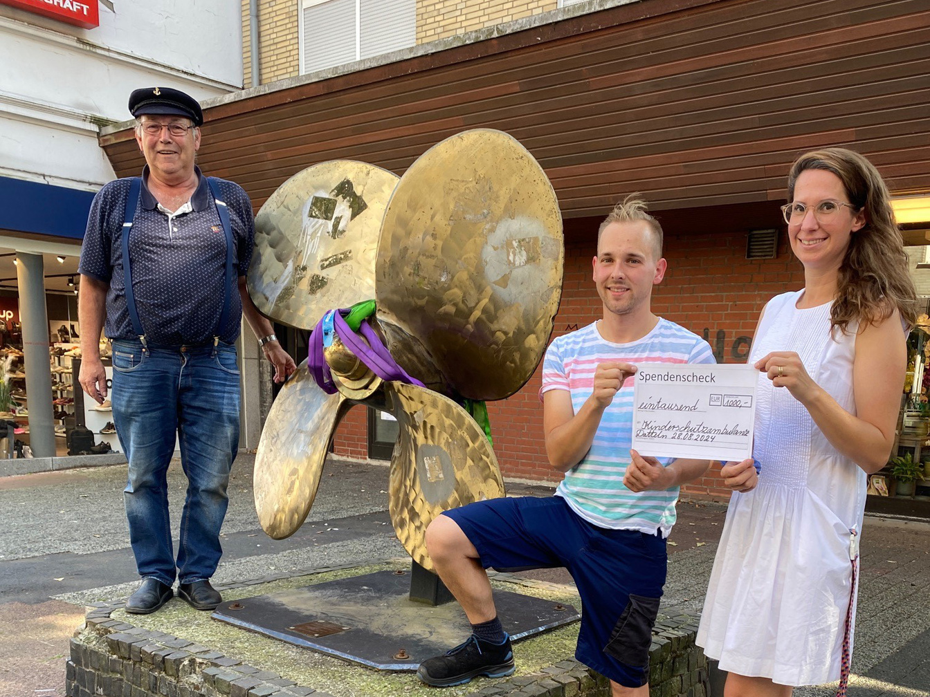 Von links sind zu sehen: Jörg Kracke, Andreas Kracke und Dr. Anna Lenz (Kinderschutzambulanz der Vestischen Kinder- und Jugendklinik).