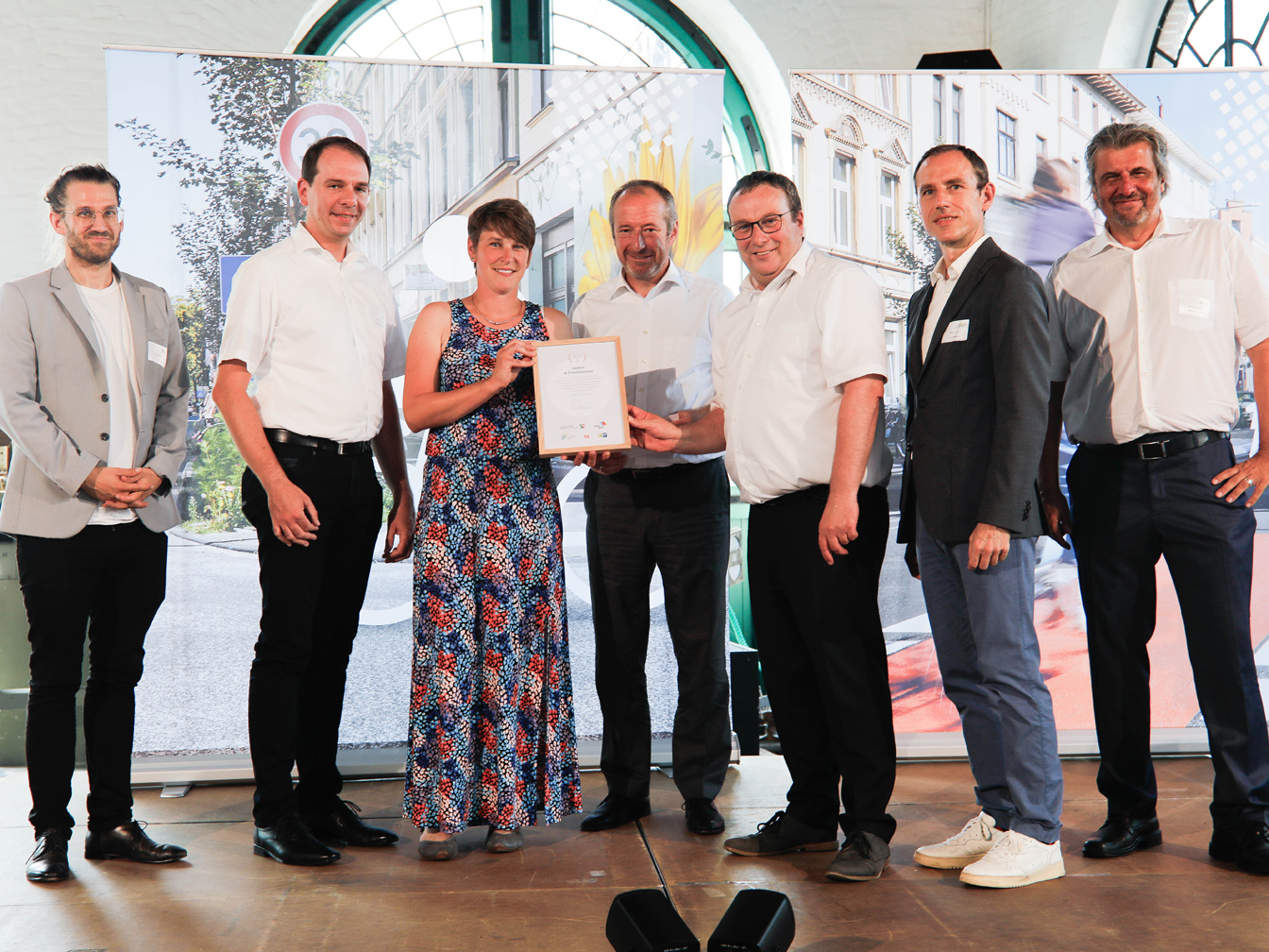 Das Foto zeigt (v. l.): Dr. Sören Groth (Institut für Landes- und Stadtentwicklungsforschung), Nico Janning (Bezirksregierung Münster), Anja Althoff (Radverkehrsbeauftragte und Mobilitätsmanagerin der Stadt Datteln), Oliver Wittke (Vorstandssprecher VRR), Oliver Krischer (NRW-Minister für Umwelt, Naturschutz und Verkehr), Stefan Peltzer (IHK-Netzwerkbüro Betriebliche Mobilität NRW), Michael Zyweg (NRW-Minister für Umwelt, Naturschutz und Verkehr)