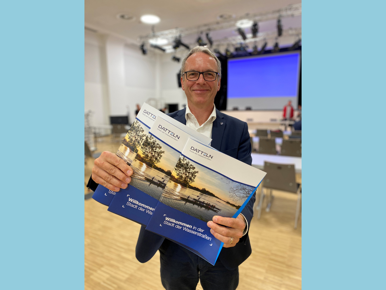 Bürgermeister André Dora zeigt die neue Stadtinfobroschüre