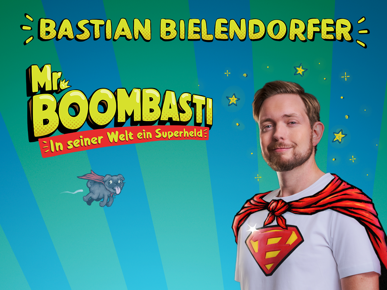Bastian Bielendorfer als Superheld mit Umhang.