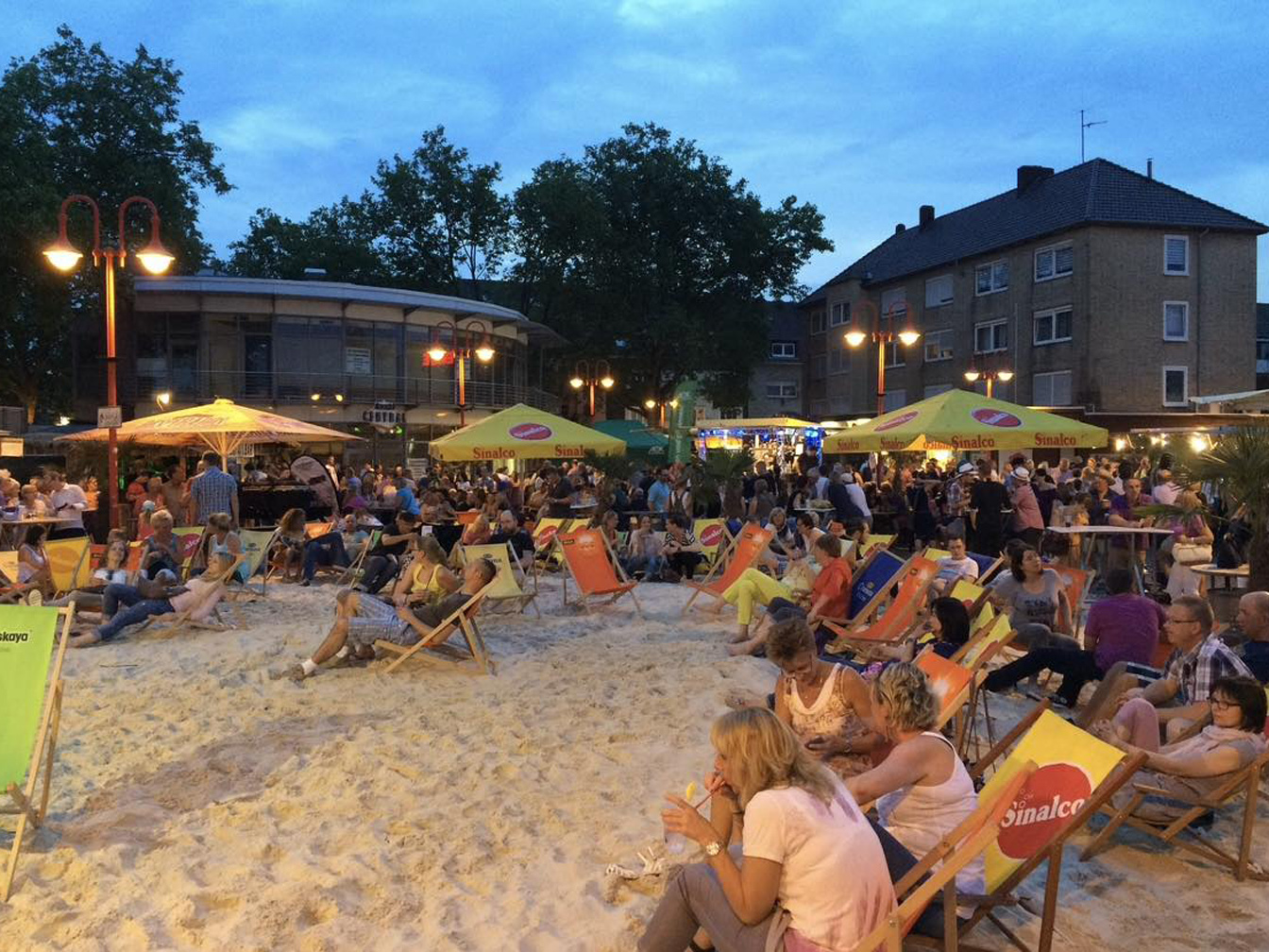 Besucher*innen von "Datteln karibisch" auf dem Neumarkt