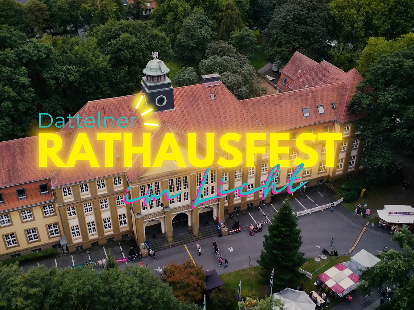 Das Dattelner Rathaus beim Rathausfest im Licht 2024 aus luftiger Höhe 