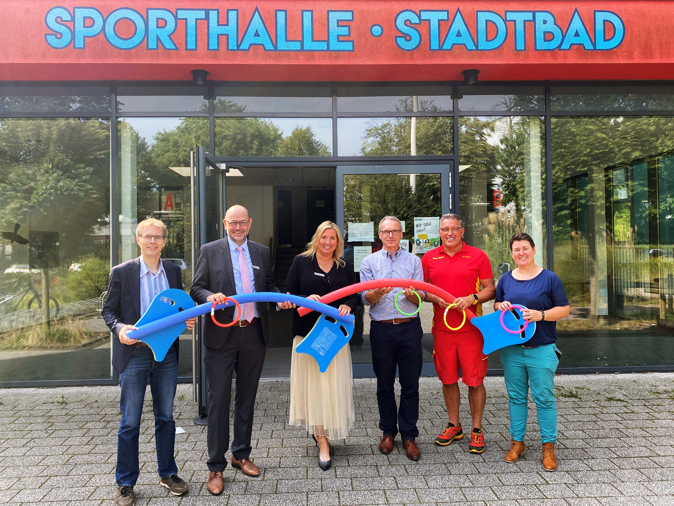 Stellten die Aktion „Schwimmen in den Herbstferien vor (v.l.): Olaf Stümpel (Geschäftsführer DattelNet GmbH), Stefan Merten (Direktor im Markt Datteln der Sparkasse Vest Recklinghausen), Andrea Henneke (Filialleiterin der Volksbank Datteln), Bürgermeister André Dora, Joachim Haas (DLRG-Ortsgruppe Datteln) und Raphaela Tewes (Sachgebietsleiterin Schul- und Sportverwaltung der Stadt Datteln). 