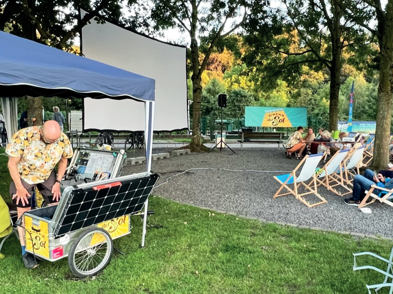 Das Solarkino Wabe del Sol in Aktion in einer anderen Stadt