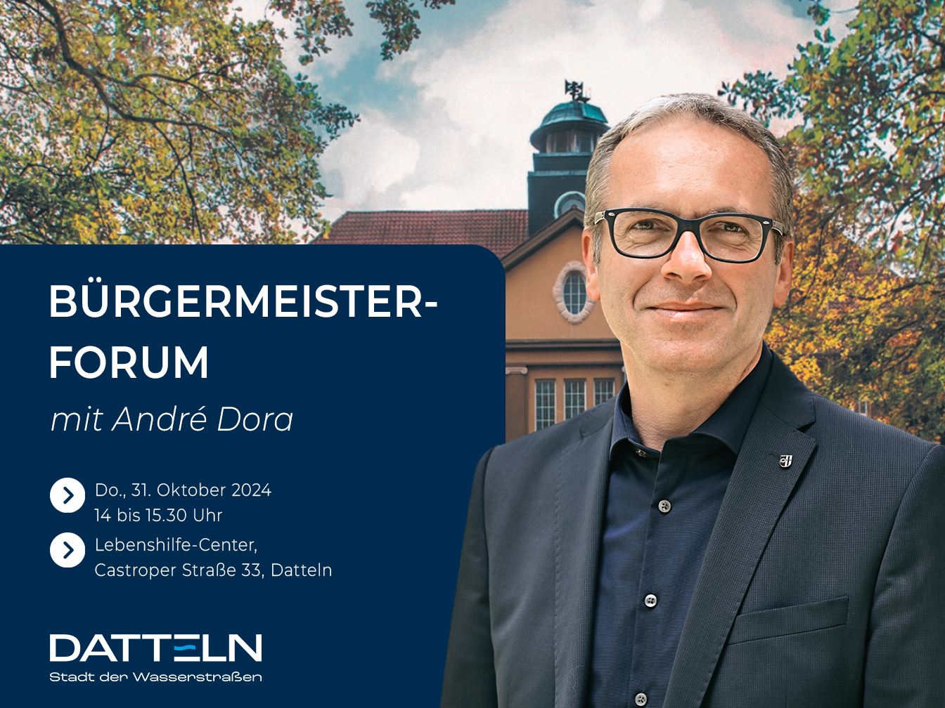 Bürgermeister André Dora vor dem Dattelner Rathaus, außerdem der Hinweis, dass das Bürgermeisterforum am Donnerstag, 31. Oktober 2024, im Lebenshilfe-Center stattfindet