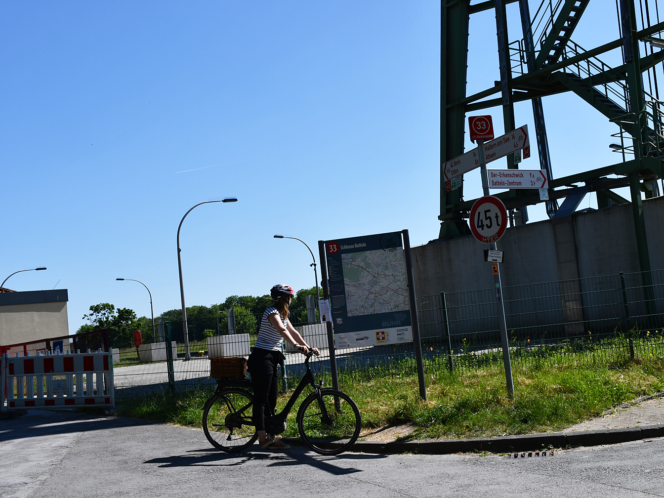 Fahrradfahrerin an der Schleuse Datteln
