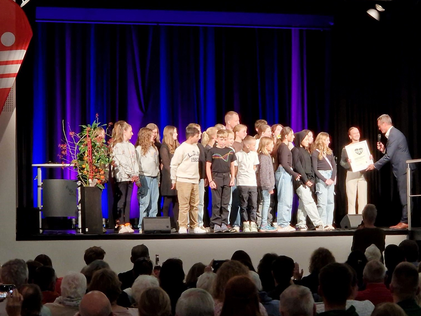 Das Kinder- und Jugendparlament der Stadt Datteln erhält von Bürgermeister André Dora beim Ehrenamtsempfang 2024 in der Stadthalle den Jungen Ehrenamtspreis