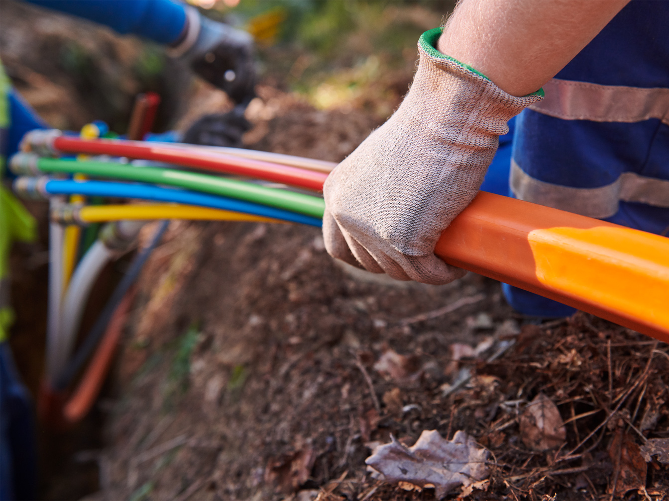 Jemand hält Glasfaserleitungen in der Hand