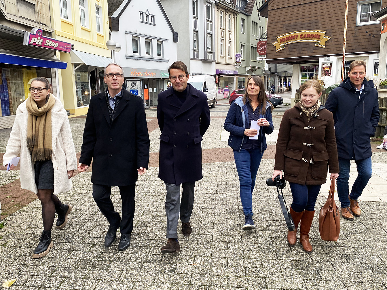 von links: Franziska Neumann (Leiterin Stadtplanung), Bürgermeister André Dora, Regierungspräsident Andreas Bothe, Christina Nitz (Stadtplanung), Johanna Grönefeld (Bezirksregierung Münster), Frank Kuhs (Leiter KSD).