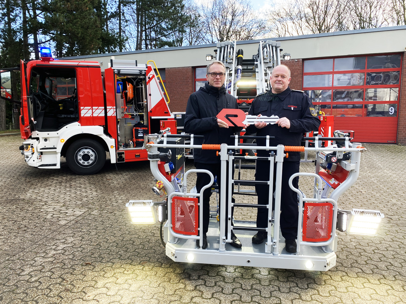 Bürgermeister André Dora übergibt symbolisch den Schlüssel für neue Drehleiter an Christian Wojtys, Leiter der Feuerwehr 