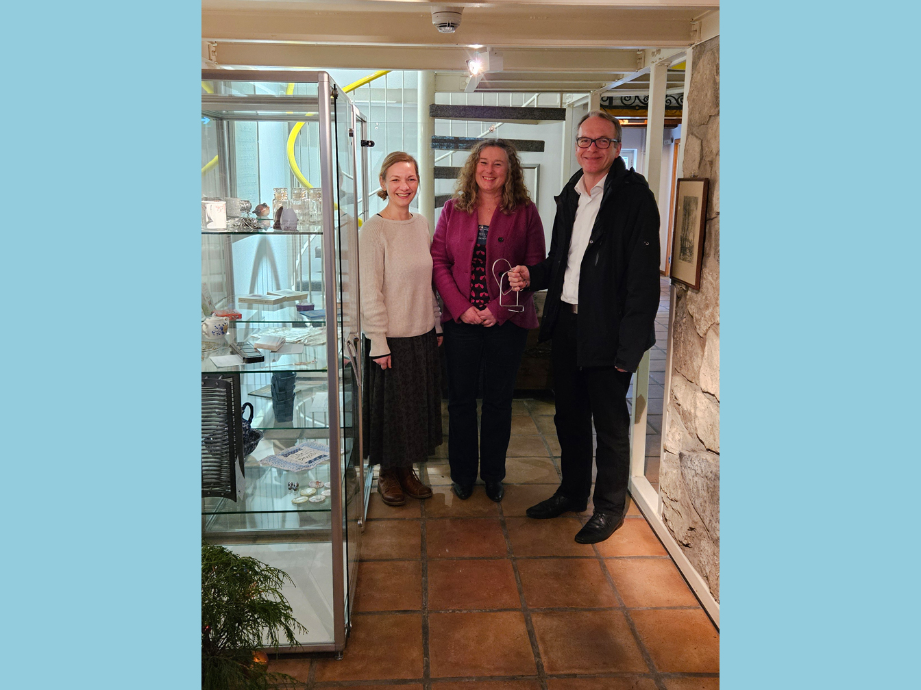 Bei der Einweihung der Tauschbox im Dorfschultenhof (v.l.): Stefanie Pfitzmann (Klimaschutzmanagerin), Patricia Gerards (stellvertretende VHS-Leiterin) und Bürgermeister André Dora.