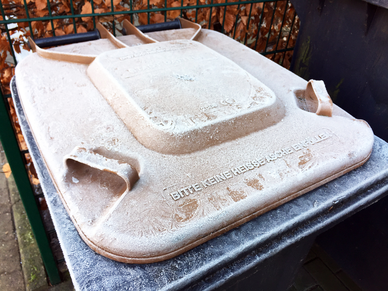 Braune Tonne mit Raureif