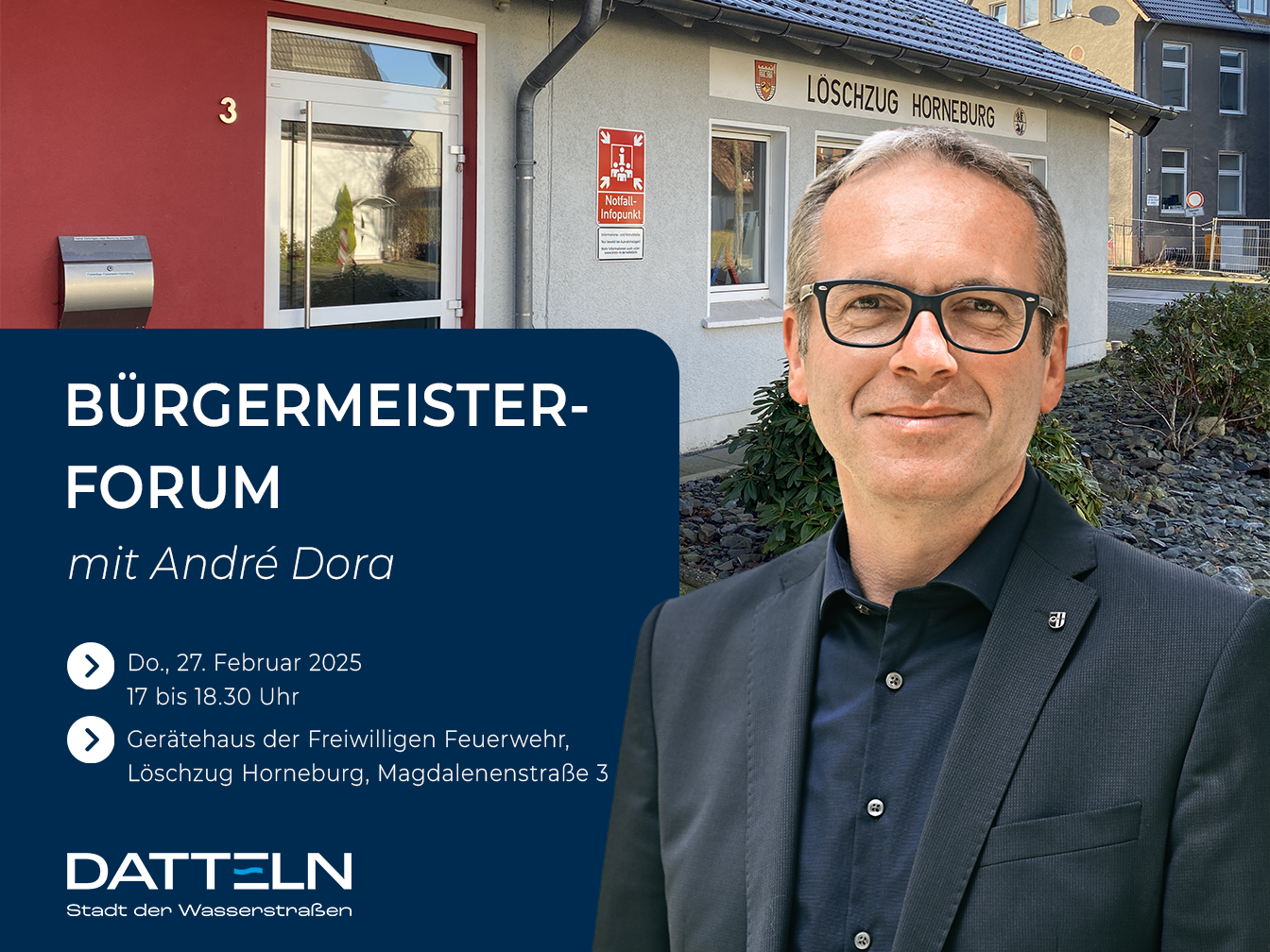 Bürgermeister André Dora vor einem Bild des Feuerwehrgerätehauses in Horneburg und dem Hinweis auf der Bürgermeisterforum am 27. Februar 2025